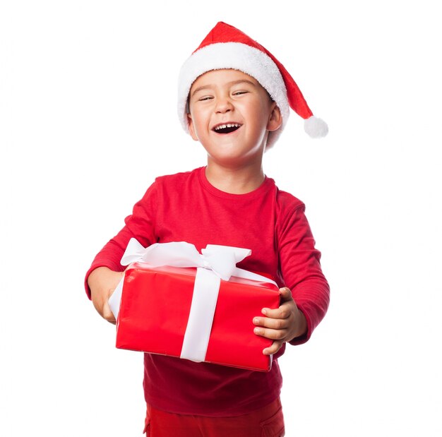 bambino eccitato con il suo regalo di Natale