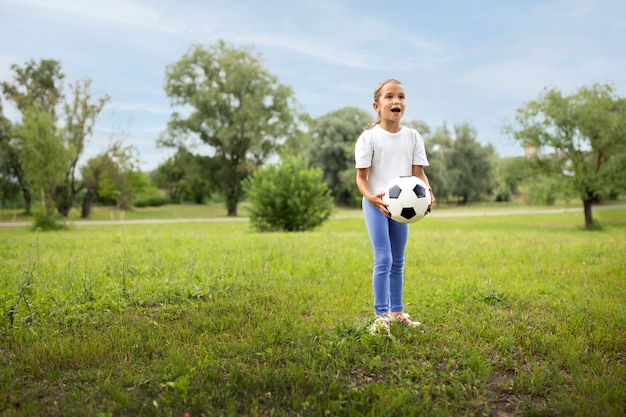 Bambino felice che gioca all'aperto