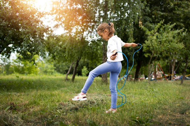 Bambino felice che gioca all'aperto