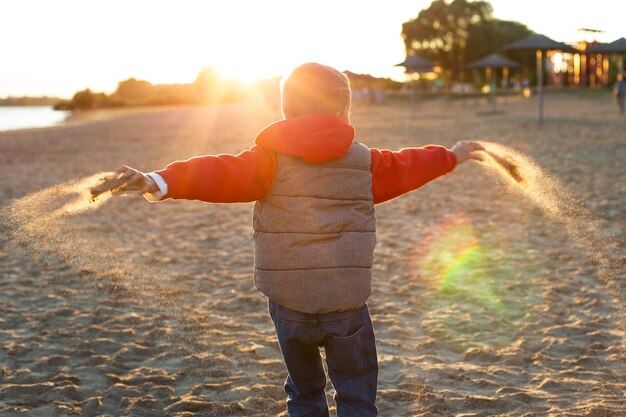 Bambino felice che gioca all'aperto