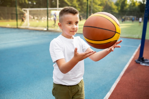 Bambino felice che gioca all'aperto