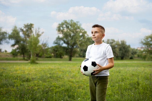 Bambino felice che gioca all'aperto