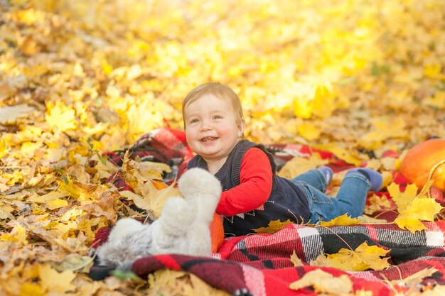 Bambino felice che gioca con l'orsacchiotto