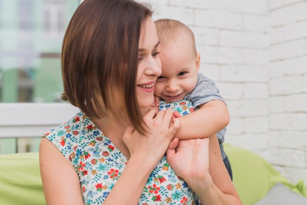 Bambino felice che gioca con la madre