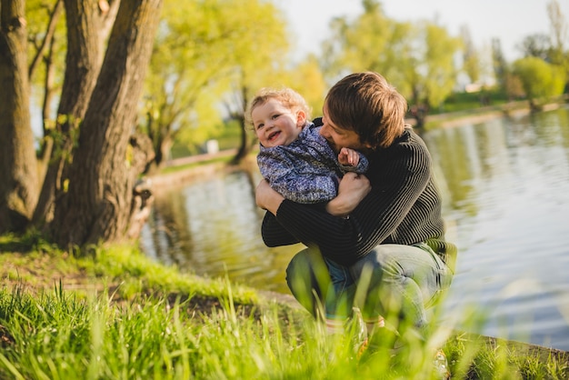 Bambino felice che gioca con suo padre