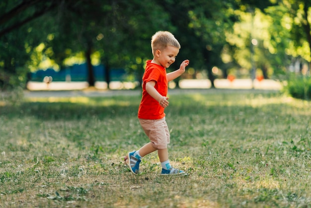 Bambino felice che gioca nel parco