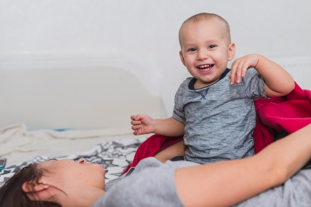 bambino felice che ha divertimento con la madre