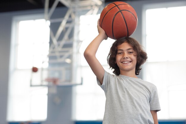 Bambino felice che si gode la sua lezione di ginnastica