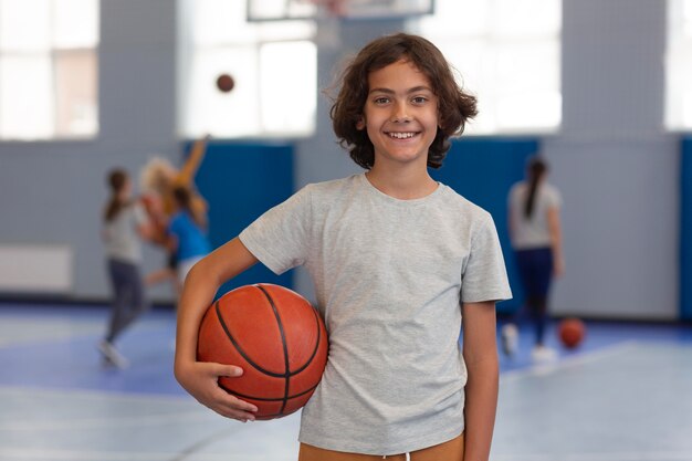 Bambino felice che si gode la sua lezione di ginnastica