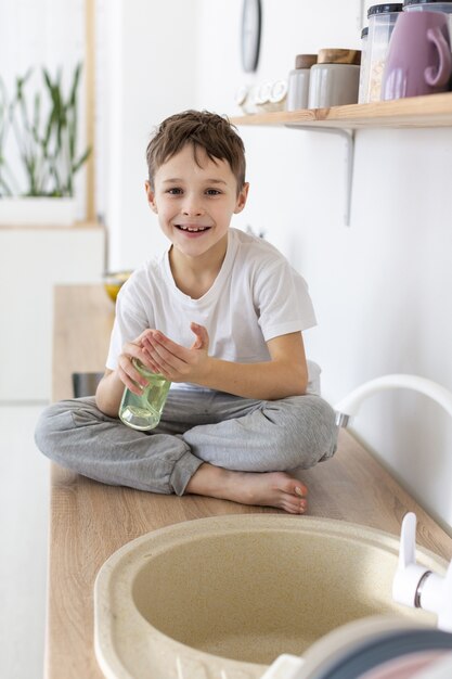 Bambino felice con sapone liquido