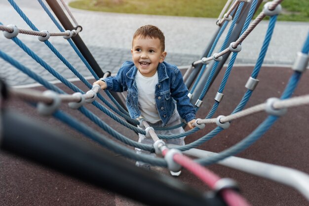 Bambino felice del colpo pieno che si diverte nel parco