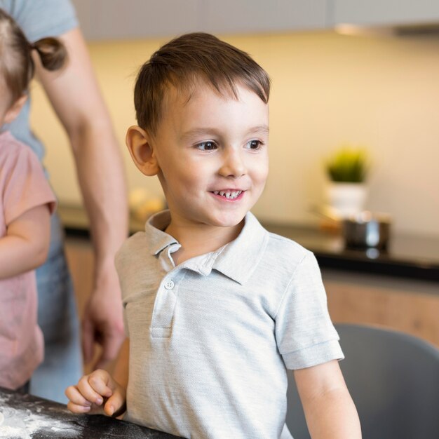 Bambino felice del primo piano in cucina