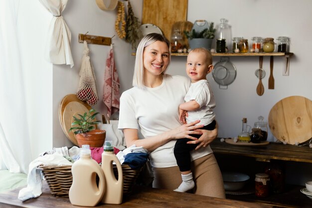 Bambino felice della holding della donna del colpo medio