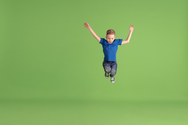 Bambino felice giocando e divertendosi