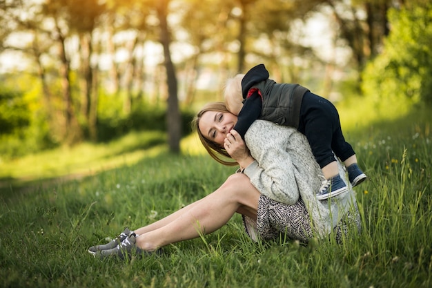 Bambino felice giovane madre bambino