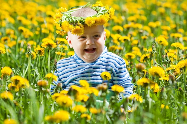 Bambino felice in prato dei fiori