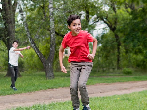 Bambino felice nel gioco della camicia rossa