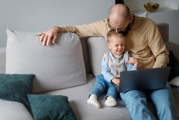 Bambino festeggiato in famiglia nei suoi primi anni di vita