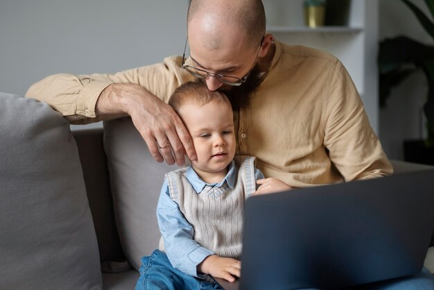 Bambino festeggiato in famiglia nei suoi primi anni di vita