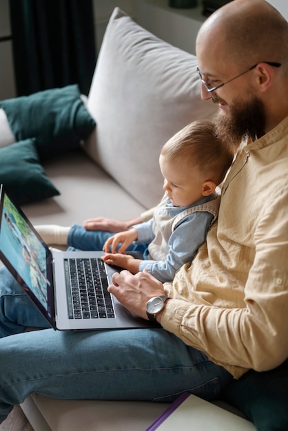 Bambino festeggiato in famiglia nei suoi primi anni di vita