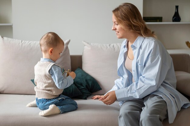 Bambino festeggiato in famiglia nei suoi primi anni di vita