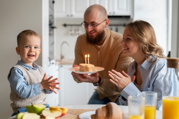 Bambino festeggiato in famiglia nei suoi primi anni di vita