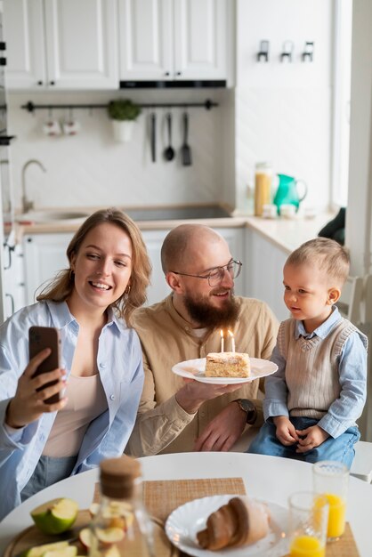 Bambino festeggiato in famiglia nei suoi primi anni di vita