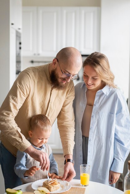 Bambino festeggiato in famiglia nei suoi primi anni di vita