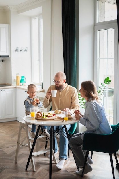 Bambino festeggiato in famiglia nei suoi primi anni di vita