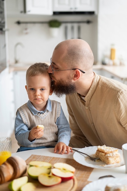 Bambino festeggiato in famiglia nei suoi primi anni di vita