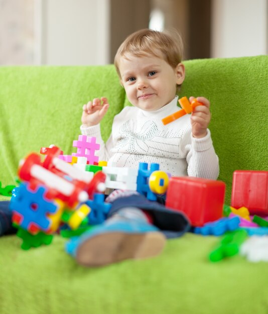 Bambino gioca con i giocattoli in casa