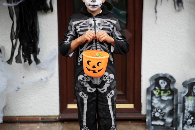 Bambino in costume da scheletro carino ma spaventoso