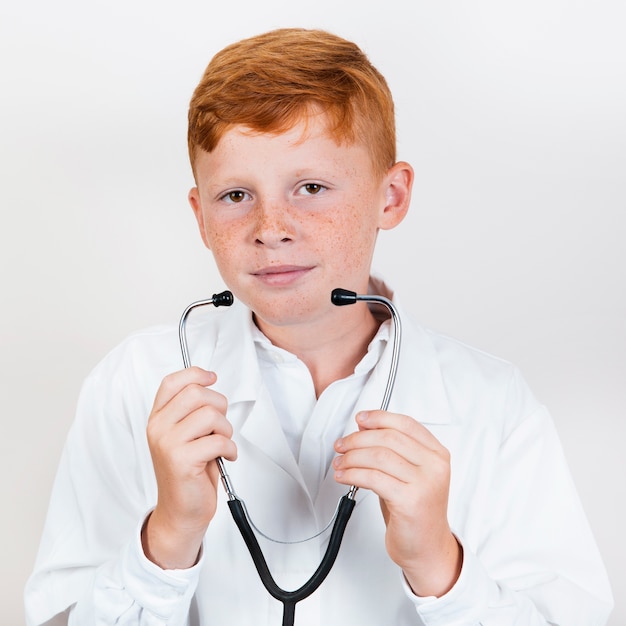 Bambino in giovane età con la posa dello stetoscopio