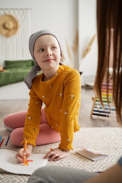 Bambino in terapia per combattere il cancro