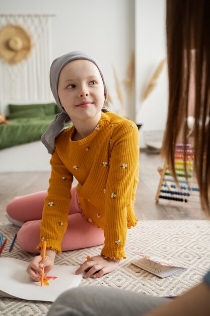 Bambino in terapia per combattere il cancro
