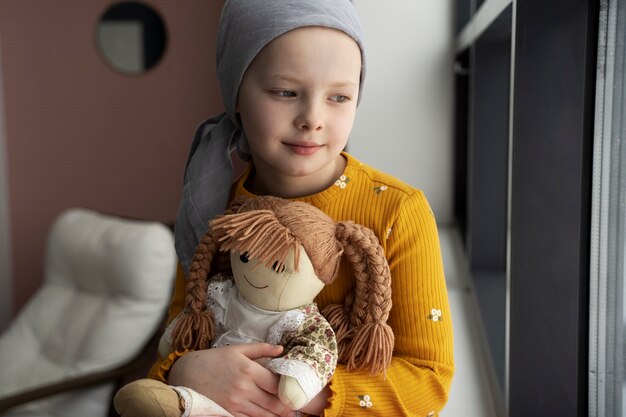 Bambino in terapia per combattere il cancro