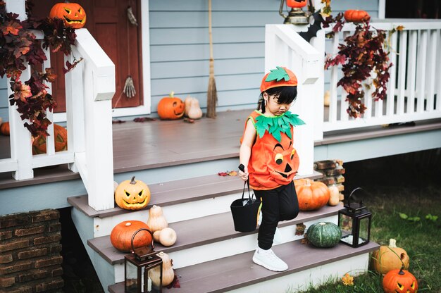 Bambino in un costume di Halloween