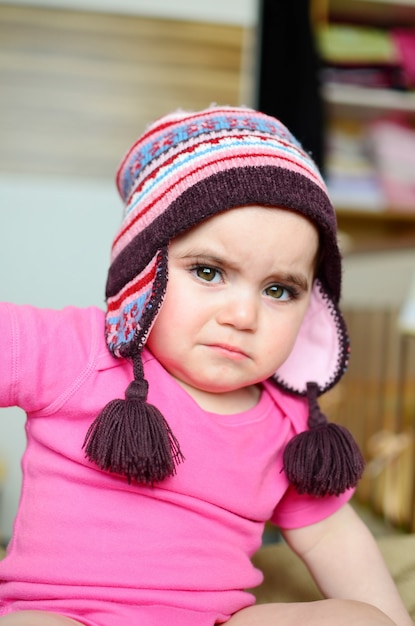 bambino infelice con il cappello