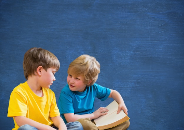 bambino mano guardando la lettura di partecipazione