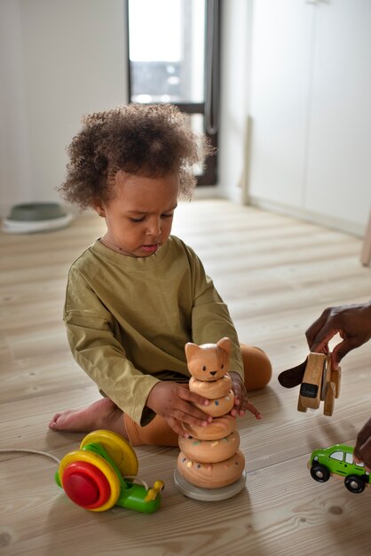 Bambino nero sveglio che si diverte a casa