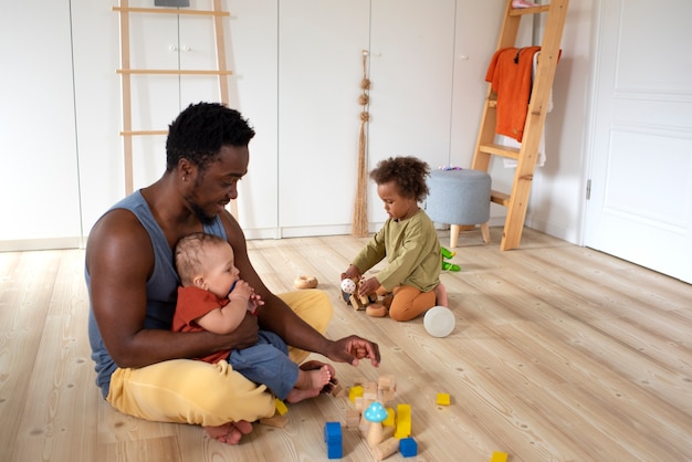 Bambino nero sveglio che si diverte a casa