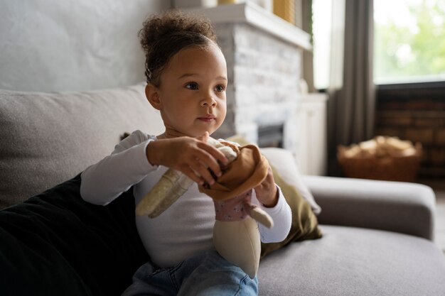 Bambino nero sveglio che si diverte a casa