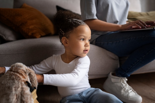 Bambino nero sveglio che si diverte a casa