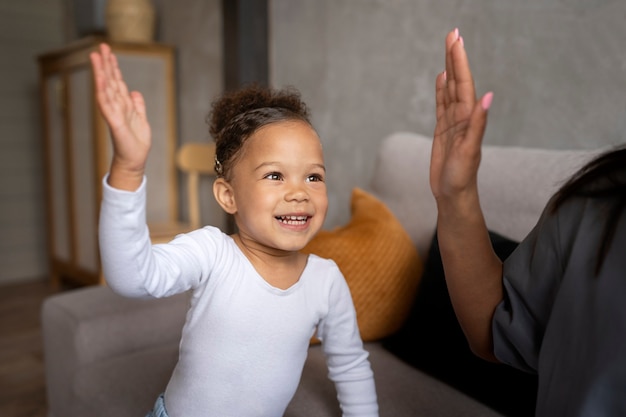 Bambino nero sveglio che si diverte a casa