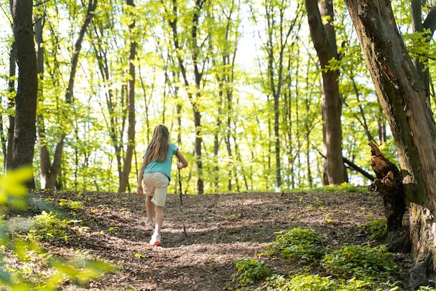 Bambino piccolo che esplora la natura