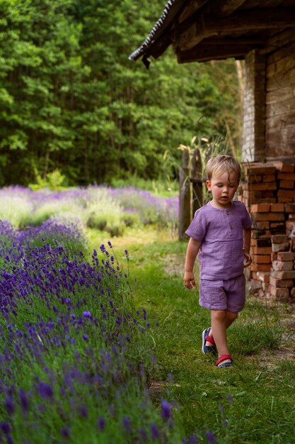 Bambino pieno del colpo che cammina all'aperto