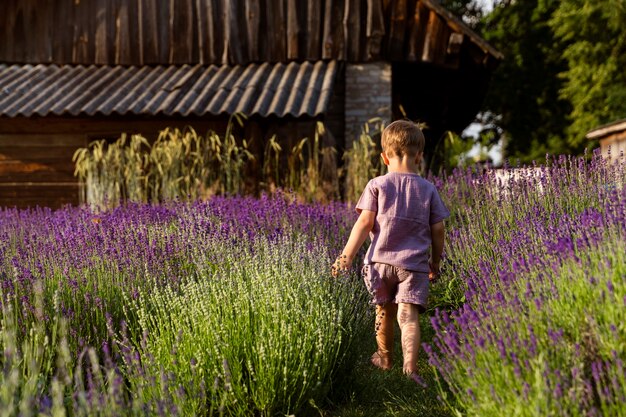 Bambino pieno del colpo che cammina all'aperto