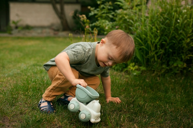 Bambino pieno del colpo che gioca all'aperto