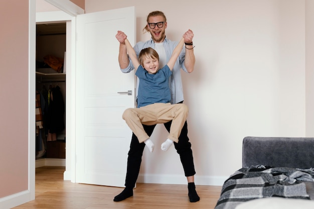 Bambino pieno della holding del padre del colpo