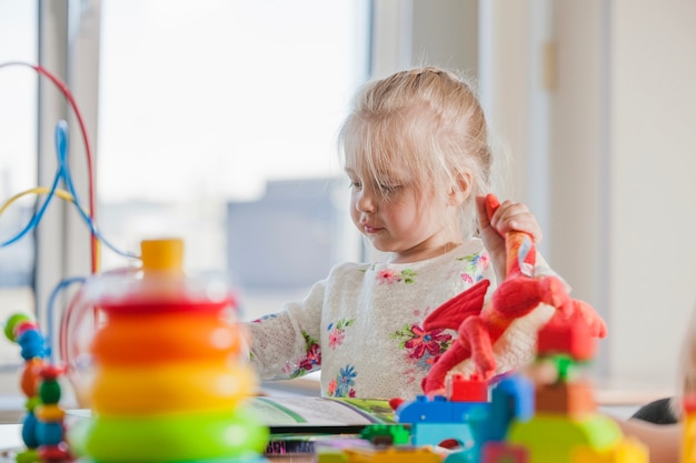 Bambino prescolare in asilo nido